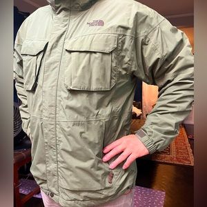 Mens North Face Army Green Size Large Weatherproof with zipper & velcro closure.